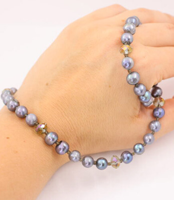 Moderne Kette mit schimmernden lila Perlen
